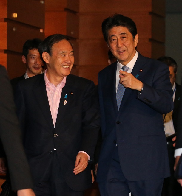 写真・図版 : 菅義偉氏と安倍晋三氏＝2015年8月10日 
、首相官邸 
