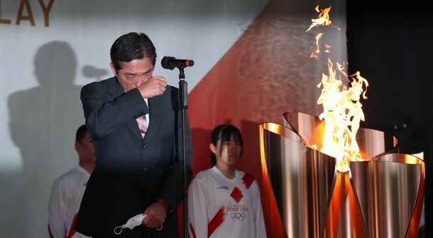 写真・図版 : 聖火リレーの到着式であいさつする中村時広・愛媛県知事。松山市での聖火リレーの中止を決めたことについて、涙を流して陳謝した＝2021年4月21日、松山市