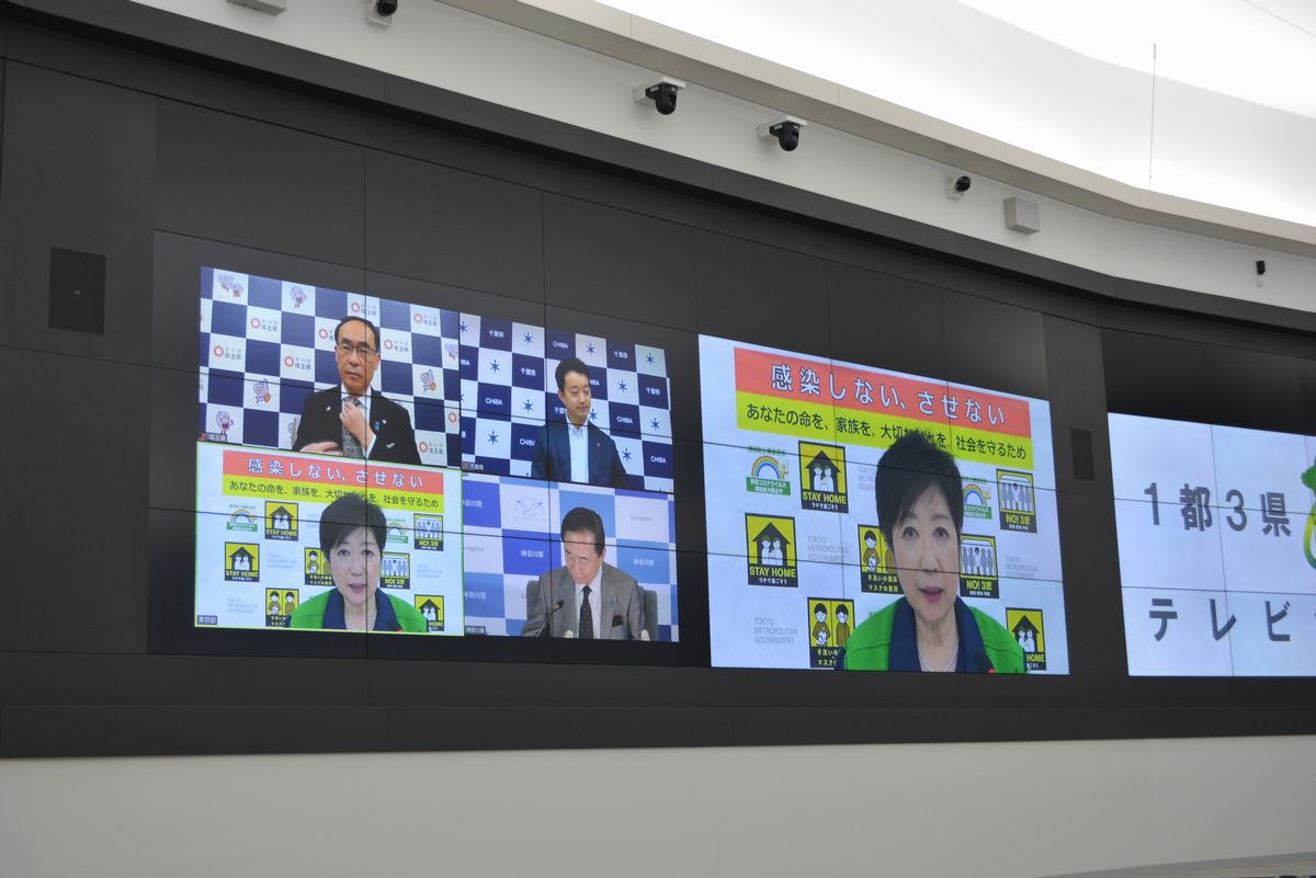 写真・図版 : 新型コロナウイルスの対応について話し合う首都圏４知事ら＝2021年5月26日、東京都庁
