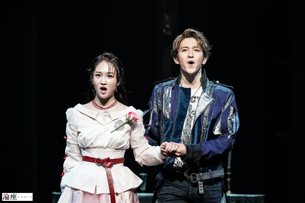 写真・図版 : 『ロミオ&ジュリエット』公演から、ロミオ/甲斐翔真、ジュリエット/天翔愛＝©岡本隆史