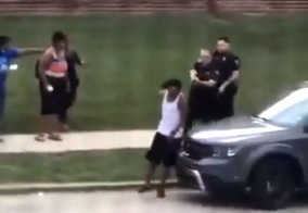 写真・図版 : ウィスコンシン州ケノーシャで、黒人男性に拳銃を向ける警官。男性はこの後、背後から複数回撃たれた=2020年8月、ツイッターに投稿された動画から 