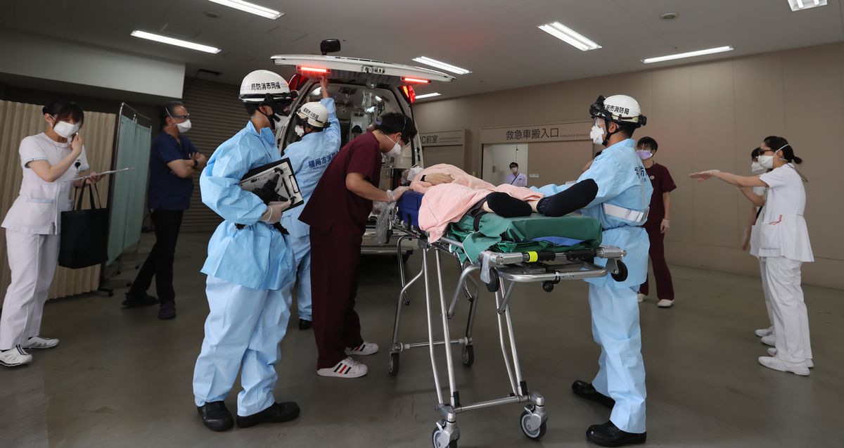 写真・図版 : 福岡赤十字病院にはこの日も患者が救急搬送された＝2021年5月26日、福岡市南区