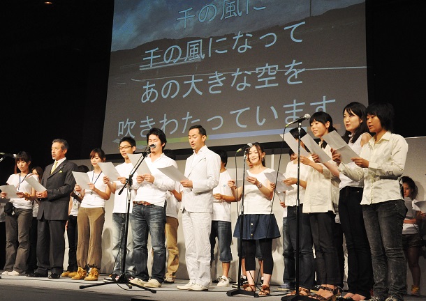 写真・図版 : 終戦の日の追悼行事で、「千の風になって」を歌う参加者たち＝2010年8月15日、京都市左京区の「みやこめっせ」