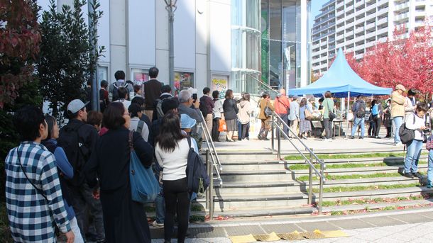 写真・図版 : KAWASAKIしんゆり映画祭の会場では、映画『主戦場』を鑑賞するための抽選券を得るため希望者が列を作った＝2019年11月4日、川崎市麻生区