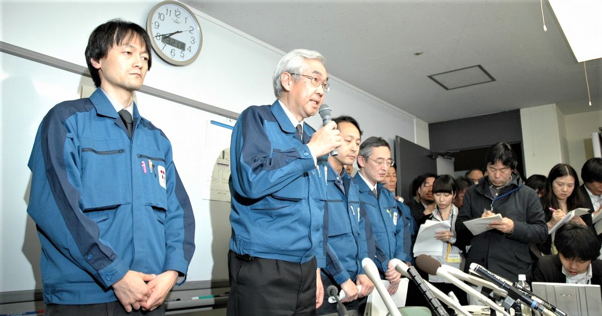 写真・図版 : 記者会見でマイクを手にする東京電力の武藤栄副社長（当時）＝2011年3月21日午後7時38分、東京・内幸町