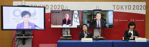 写真・図版 : 東京五輪・パラリンピックに向けた5者協議であいさつする大会組織委員会の橋本聖子会長。右は丸川珠代五輪相。オンラインで参加したのは（左から）東京都の小池百合子知事、IOCのバッハ会長、IPCのパーソンズ会長＝2021年3月3日、東京都中央区