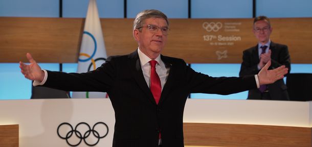 写真・図版 : 国際オリンピック委員会（IOC）総会で再選したトーマス・バッハ会長。画面越しのIOC委員に向かって感謝の意を示す＝2021年3月10日、IOC提供