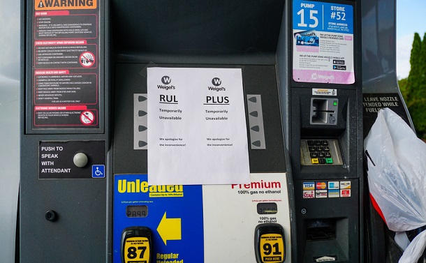 写真・図版 : サイバー攻撃の影響で燃料切れになったガソリンスタンド＝2021年5月12日、米テネシー州ノックスビル　The Roaming Dad / Shutterstock.com
