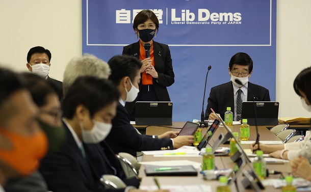 写真・図版 : LGBT理解増進法案を議論する自民党の会合で、あいさつする特命委の稲田朋美委員長（中央）。背後には「Liberal Democratic Party」という自民党の英語名が掲げられている＝2021年5月24日、東京都千代田区