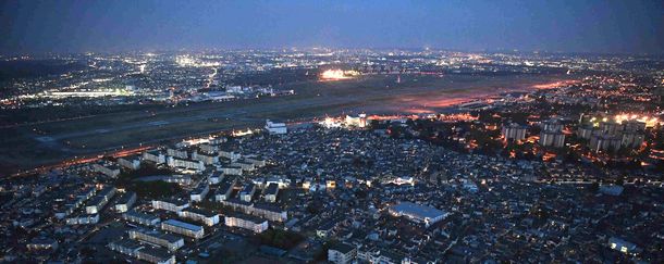 写真・図版 : 米軍横田基地。周辺には市街地がせまり、住宅が密集する＝2018年4月10日、東京都羽村市、朝日新聞社ヘリから