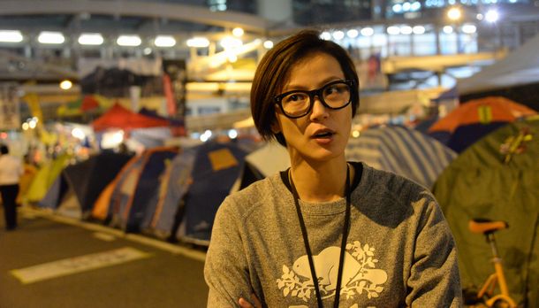 写真・図版 : 民主的な選挙を求める抗議の占拠運動を支持し、参加を続けたデニス・ホーさん。中国のブラックリストに載って締め出しを受けながらも「信念まで奪うことはできない」と語った＝2014年11月11日、香港・金鐘