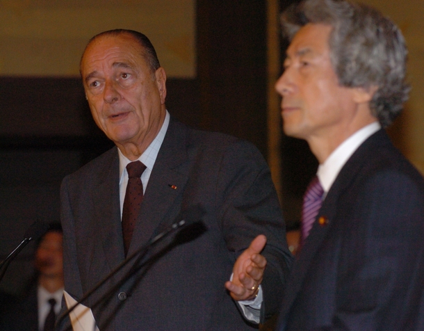 写真・図版 : 2005年、来日したジャック・シラク大統領（当時）。小泉元首相と