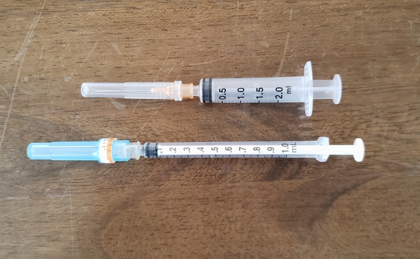 写真・図版 : 上側が送られてきた注射器、下側は通常使用されるもの＝千葉県の開業医・A氏提供