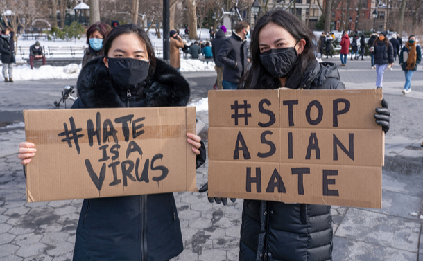 写真・図版 : アジア人差別をやめろと訴える人たち＝2021年2月20日、米国ニューヨーク、shutterstcok.com