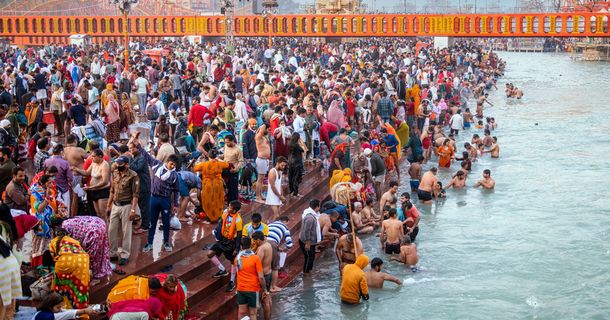 写真・図版 : 宗教行事「クンブ・メーラ」でガンジス川に入り沐浴する巡礼者ら＝2021年4月、インド北部ハリドワール（MudaCom / Shutterstock.com）