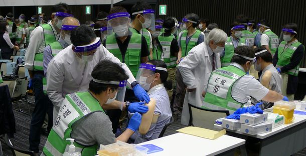 写真・図版 : 日本ではワクチン接種態勢の不備が次々に露呈。打ち手不足には、歯科医師会の協力が決まった。実施を前に接種の研修を受ける歯科医師＝2021年5月30日、名古屋市中区の愛知県歯科医師会館