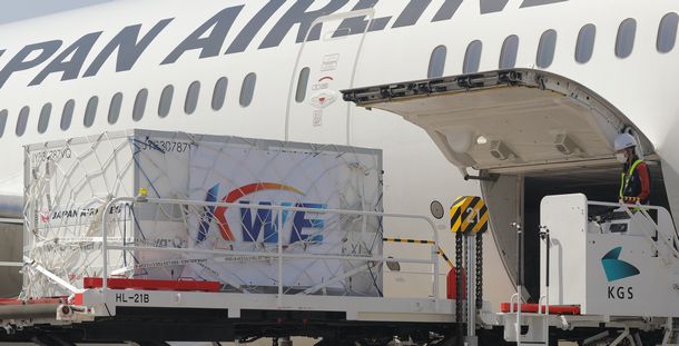写真・図版 : ベルギーから到着した米モデルナ製の新型コロナウイルスのワクチン＝2021年4月30日、関西空港