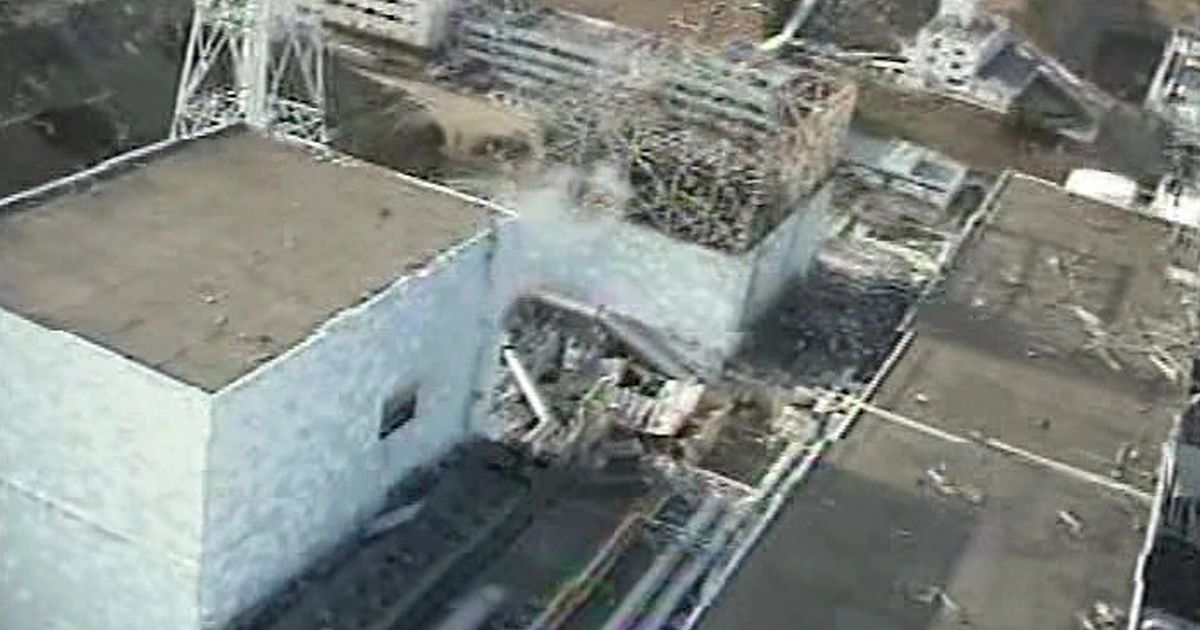写真・図版 : 福島第一原発２号機（左手前）＝2011年4月10日撮影、翌11日に同社が記者団に提供