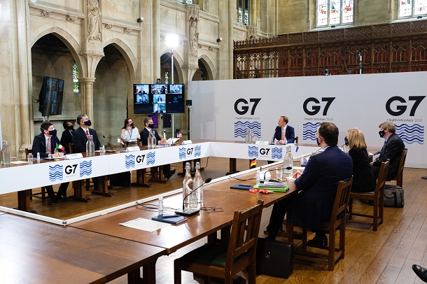 写真・図版 : 英南部オックスフォードで開かれた主要7カ国（G7）の保健相会合。日本からは山本厚生労働副大臣がオンラインで参加した＝2021年6月4日