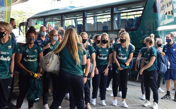 写真・図版 : ホテルに到着したオーストラリアの女子ソフトボールチーム＝2021年6月1日、群馬県太田市