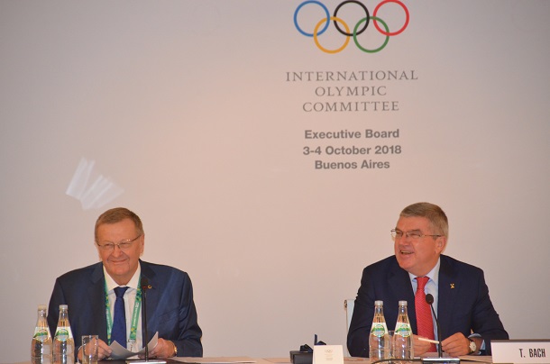 写真・図版 : IOCのトーマス・バッハ会長（右）とジョン・コーツ副代表