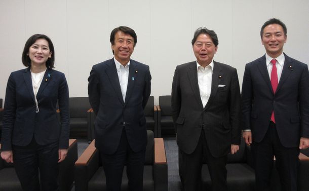 写真・図版 : 座談会を終えた（左から）松川るいさん、齋藤健さん、林芳正さん、村井英樹さん＝2021年6月1日、衆院第一議員会館