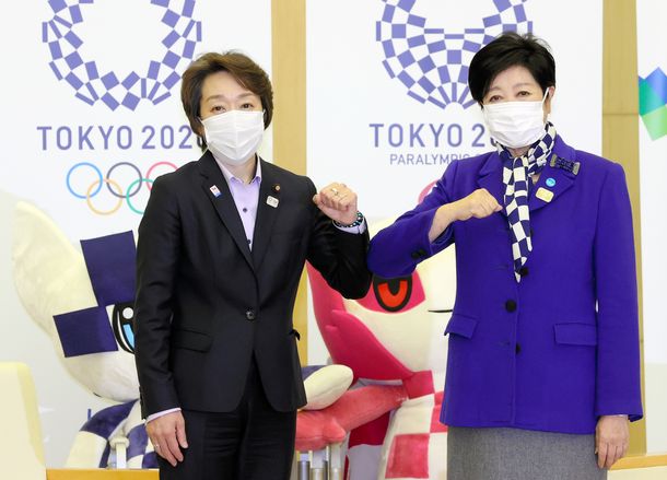 写真・図版 : 東京五輪・パラリンピック大会組織委員会の橋本聖子会長（左）とひじでタッチをする小池百合子知事＝2021年2月19日午後4時47分、都庁、嶋田達也撮影