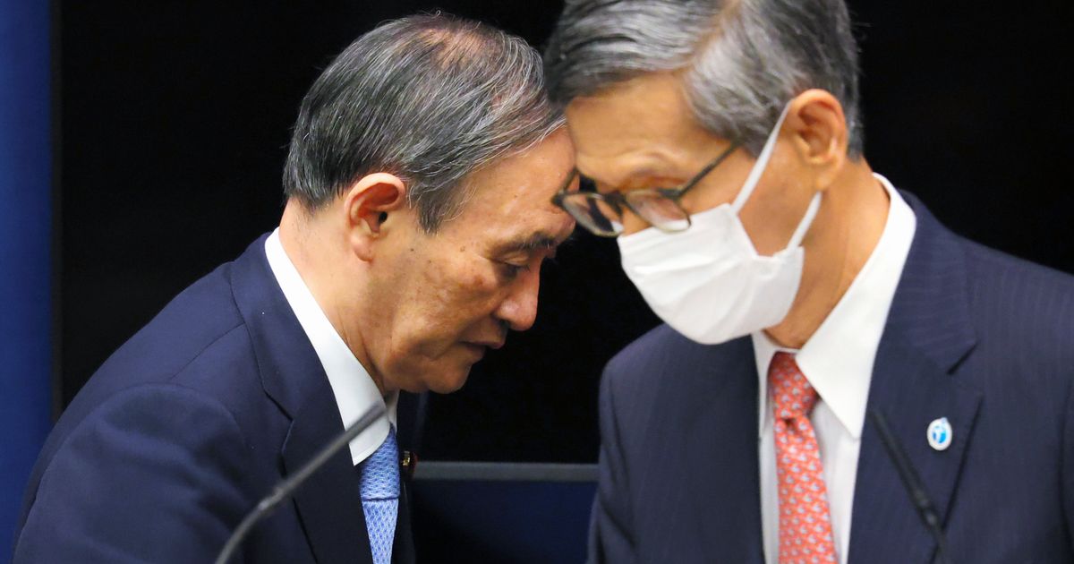 写真・図版 : 菅首相会見。会見を終え引き揚げる菅義偉首相（左）。右は政府分科会の尾身茂会長＝2021年5月28日午後9時1分、首相官邸、上田幸一撮影