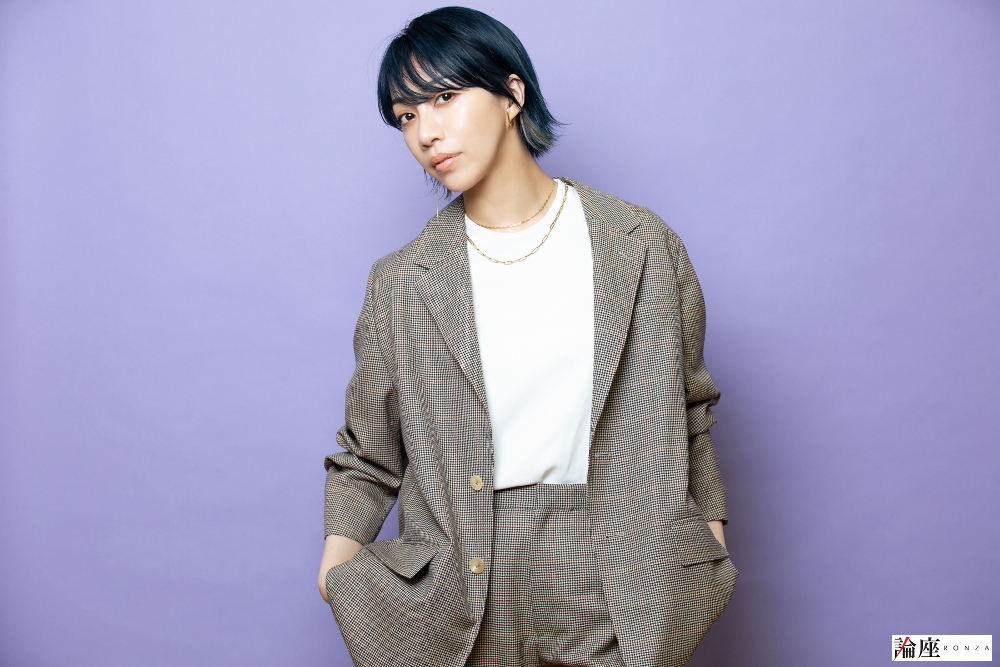 写真・図版 : 美弥るりか＝岩田えり 撮影〈ヘアメイク／AYA・スタイリスト／古田千晶[ジャケット、パンツ（クチュール ド アダム／ホワイトオフィス　03-5545-5164）、ピアス右耳、リング人差し指、リング薬指、リング小指（全てジジ／ホワイトオフィス）、左耳上マラカイトイヤカフ、左耳下オーバルイヤカフ（プライマル　support@prmal.com）、他スタイリスト私物]