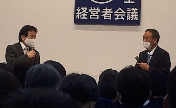写真・図版 : 竹中平蔵氏（左）と菅義偉首相＝2020年11月23日、東京都千代田区