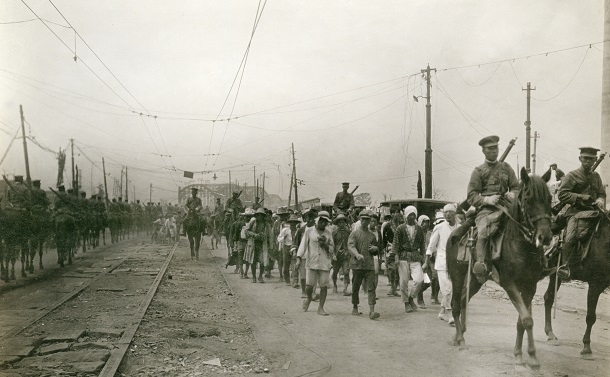 写真・図版 : 習志野の収容所に護送される朝鮮人たち＝1923年9月、東京・両国橋付近