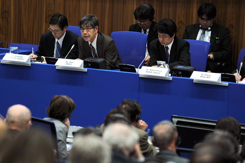 写真・図版 : 国際原子力機関（ＩＡＥＡ）の会合で発言する阿部清治（左から２人目）。随行の東京電力・矢作公利（やはぎ きみとし）（左端）とともに、日本政府代表の保安院審議官・中村幸一郎（左から３人目）を補佐した＝２０１１年４月４日、オーストリアのウィーン、ＩＡＥＡ事務局Dean Calma撮影