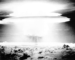 写真・図版 : ビキニ環礁で行われた水爆実験の巨大なキノコ雲＝1954年3月1日（現地時間）、米軍撮影