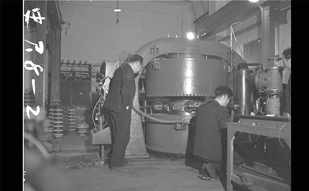 写真・図版 : 戦後初めて再建されたサイクロトロン=
1952年