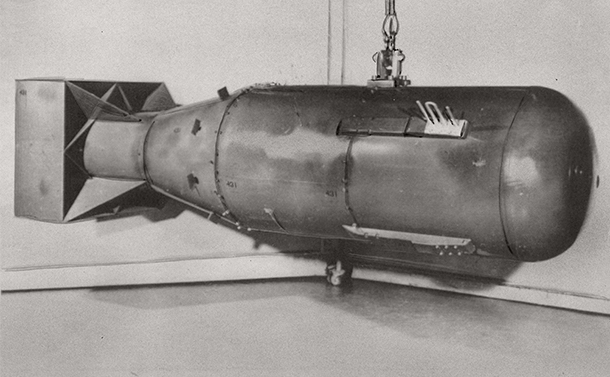写真・図版 : 広島に投下された原爆（通称リトルボーイ）の同型ケース