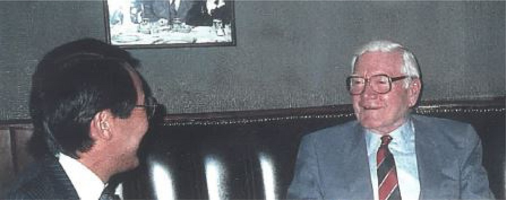 写真・図版 : コーチャン氏（右側）と筆者＝1986年