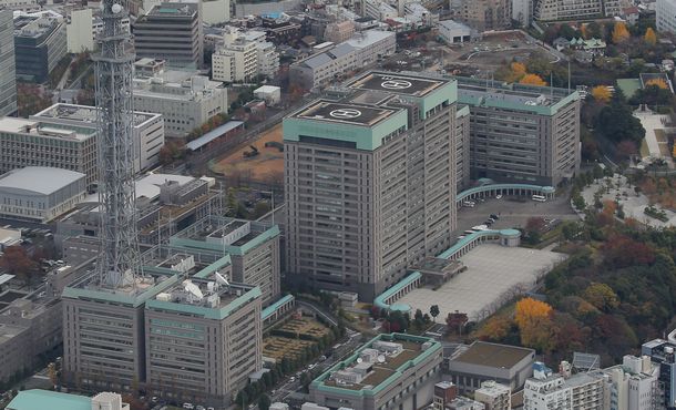 写真・図版 : 東京都心にある防衛省。周辺一帯は法案にある特別注視区域の対象となる可能性が高い＝東京・市谷