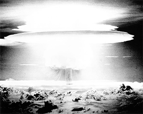 写真・図版 : 1954年にビキニ環礁で行われた水爆実験のキノコ雲＝米軍撮影