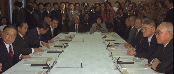 写真・図版 : 橋本龍太郎首相の直属審議機関である「行政改革会議」は1996年11月28日、首相官邸で初会合を開き、中央省庁再編に向けた議論をスタートさせた