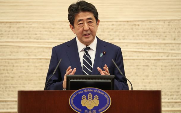 写真・図版 : 緊急事態宣言の解除について記者会見した安倍晋三・前首相。「日本モデルの力を示した」と語った＝2020年5月25日、首相官邸