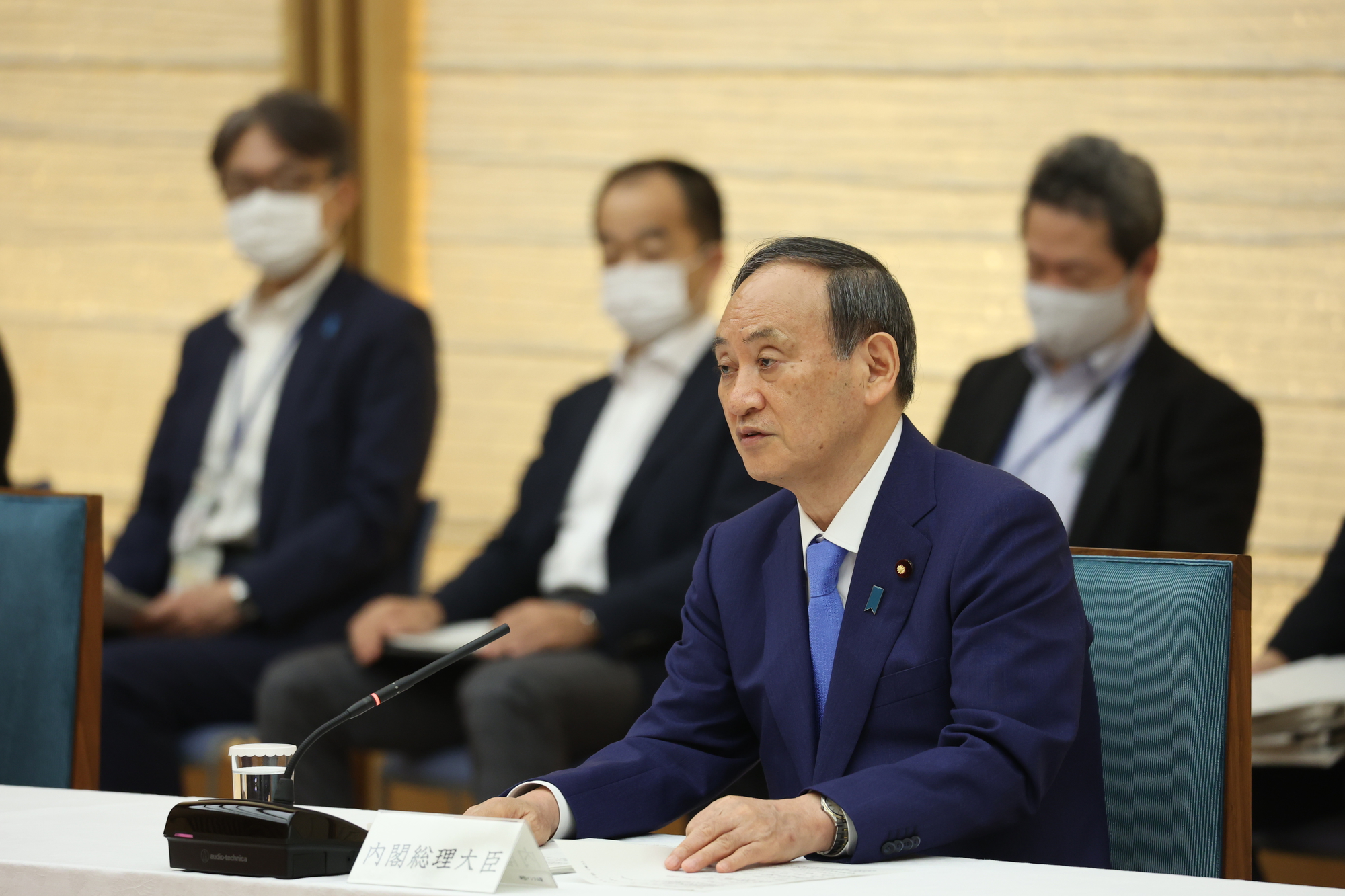 写真・図版 : 新型コロナウイルス感染症対策本部で、沖縄を除く９都道府県の緊急事態宣言の解除を発表する菅義偉首相（2021年6月17日）