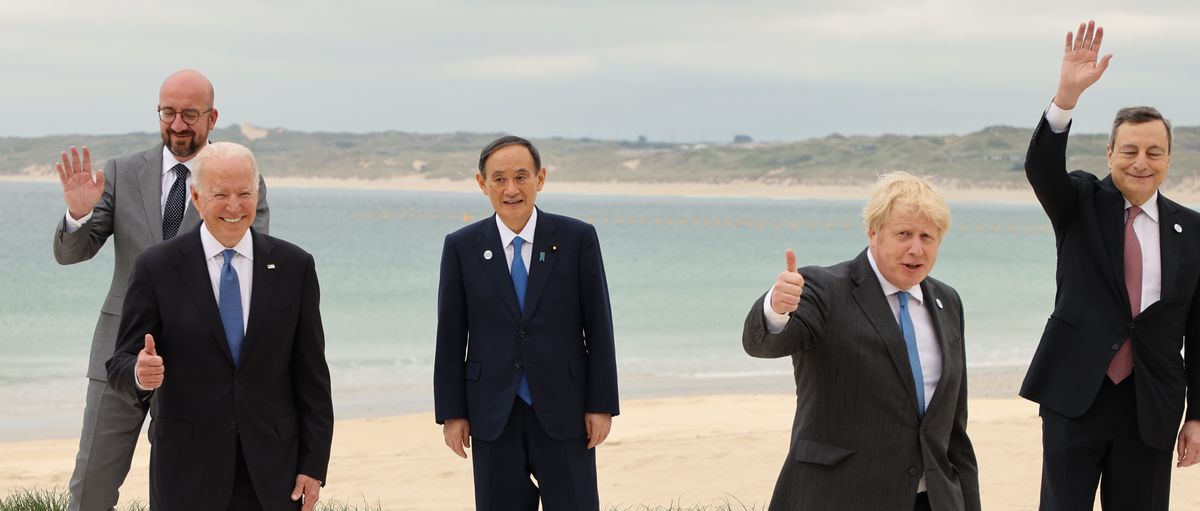 写真・図版 : 各国首脳との記念撮影を終え、笑顔を見せる菅義偉首相（中央）。前列左はバイデン米大統領、同右は議長のジョンソン英首相＝2021年6月11日、英国・コーンウォール