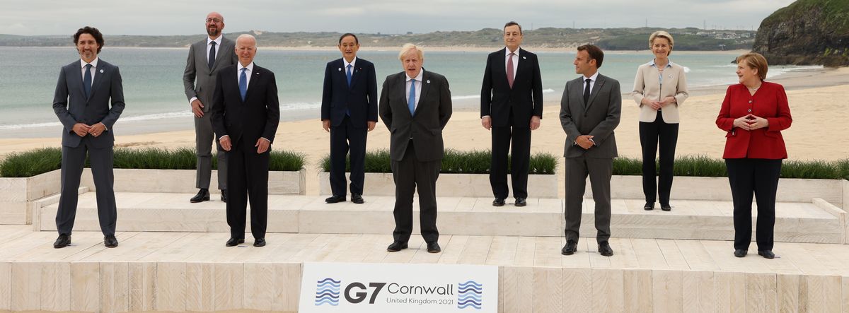 写真・図版 : G7サミットで記念撮影する菅義偉首相（後列左から2人目）ら各国首脳。前列左から2人目はバイデン米大統領、中央は議長のジョンソン英首相＝2021年6月11日、英国・コーンウォール
