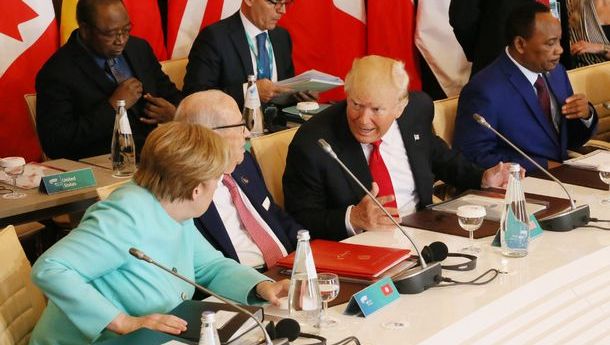 写真・図版 : 2017年のG7サミットは、トランプ米大統領が「自国第一」を掲げ、前年までG7首脳が協調して国際社会を主導した自由貿易、温暖化対策、難民などのテーマで衝突。米は閉幕後にパリ協定からの離脱を表明した。写真はG7拡大会合で意見を交わすトランプ氏とメルケル独首相＝2017年5月27日、イタリアのタオルミナ