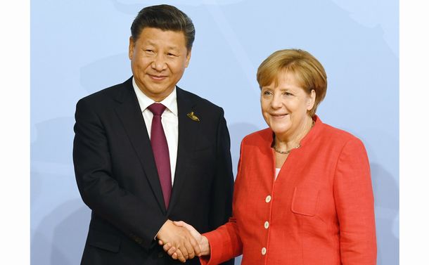 写真・図版 : ドイツのメルケル首相（右）と習近平中国国家主席＝2017年7月7日、ドイツ・ハンブルク