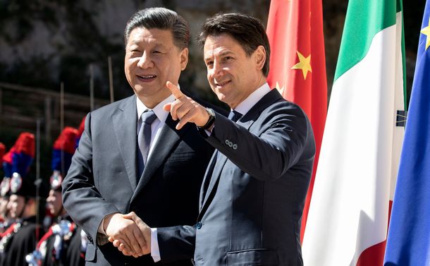 写真・図版 : 中国の習近平国家主席とイタリアのコンテ首相。両国はこの日、「一帯一路」に参画する覚書に署名した=2019年3月23日、ローマ（Alessia Pierdomenico / Shutterstock.com）