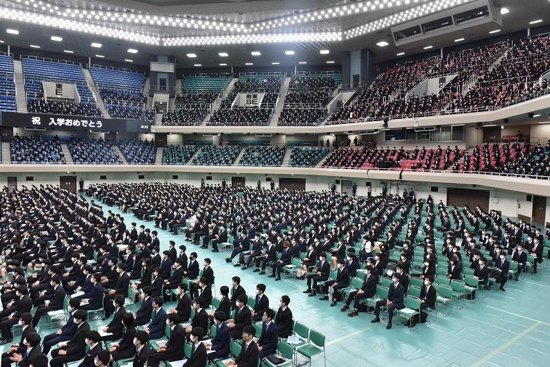 写真・図版 : 2021年の東京大学の入学式。コロナ感染防止のため家族の出席は認められず、学生だけが出席した＝2021年4月12日、東京都千代田区