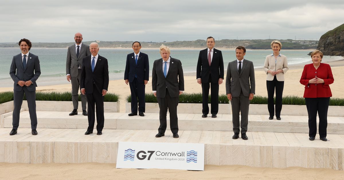 写真・図版 : G7サミットで記念撮影をする各国首脳。前列左から2人目はバイデン米大統領、中央は議長のジョンソン英首相＝2020年6月11日、英国・コーンウォール、代表撮影