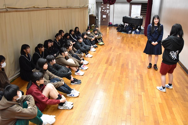 写真・図版 : 愛知県立津島北高校の演劇部。初の全国大会出場を決めた3年生は、あとを下級生に託したが、高知での上演はできなかった＝2020年1月、愛知県津島市