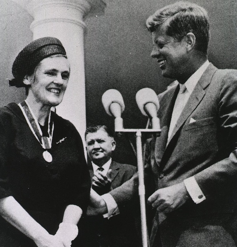 写真・図版 : 1962年、ジョン・F・ケネディ大統領から「顕著な連邦文民功労への大統領賞」を受けるフランシス・ケルシー博士